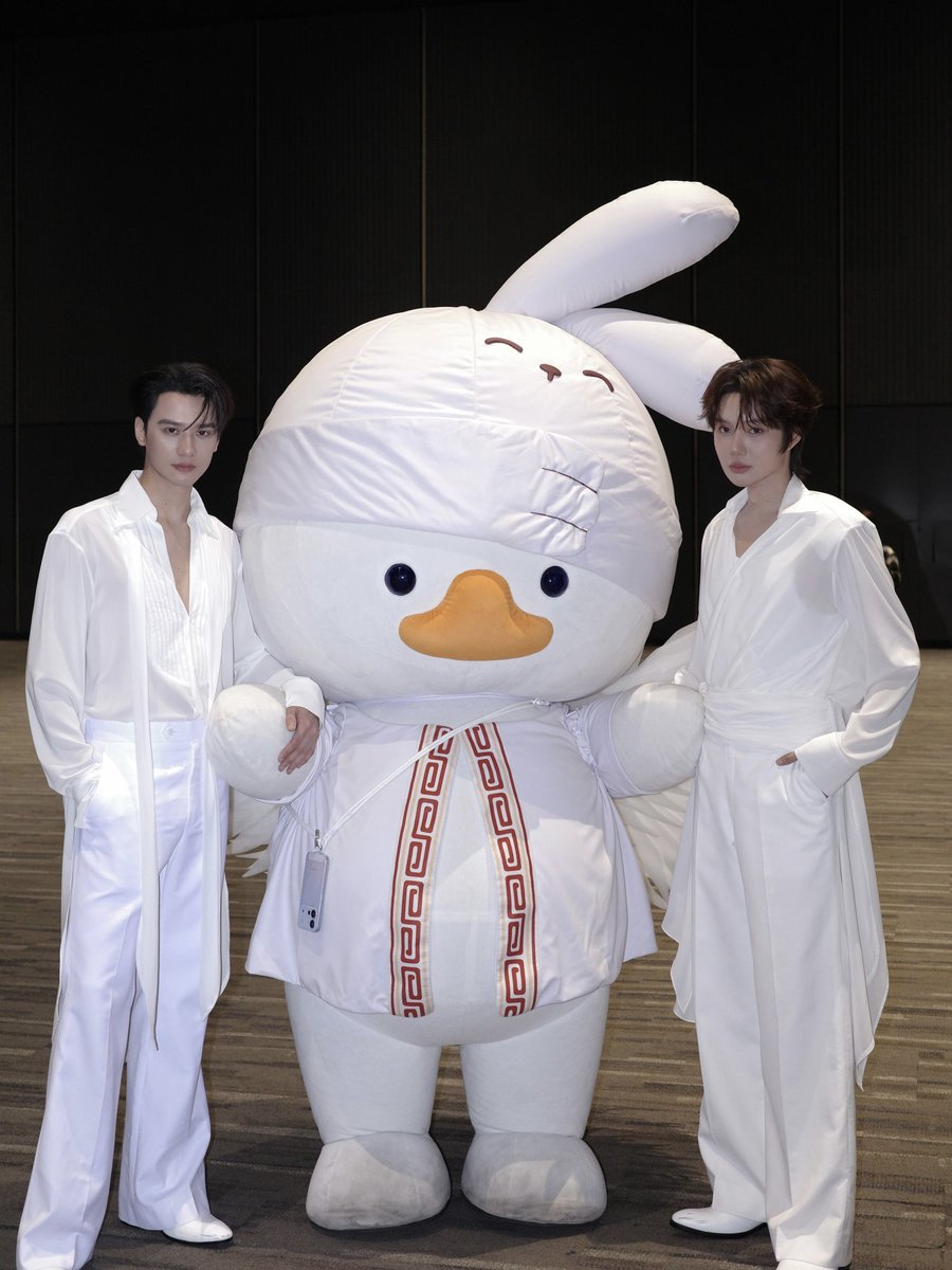 DomundiTV's tweet photo. พบกับ “เก่ง” @harit_keng “น้ำปิง” @nampingnapat เเละ “น้องโอ๋เอ๋” @OhAe_Domundi ได้ใน เปิดตัว vivo V80 เสกช็อตลูกรักพระเจ้า ด้วยกล้อง ZEISS ระดับโปร ✨

รับชม Live ได้ทาง
🔗 : https://t.co/peMmusFbva
🔗 : https://t.co/Uzw81Miy07⁠￼
🔗 : https://t.co/SfChdojnjk

#vivoV80xKengNamping
#vivoV80 #เสกช็อตลูกรักพระเจ้า