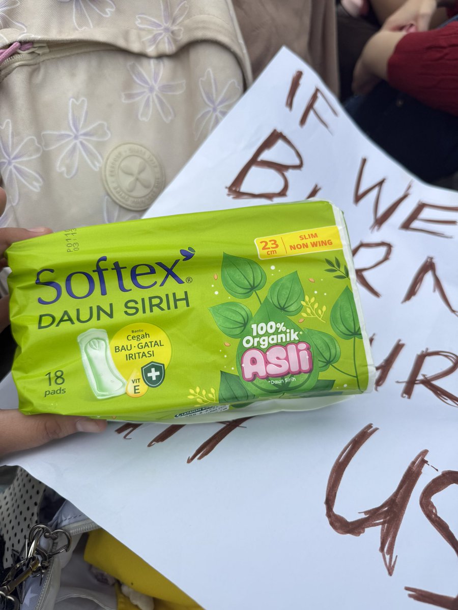 etoiledew's tweet photo. aksi demo di bundaran hi hari ini ada yang membagikan pembalut gratis.. hidup perempuan yang melawan hidup rakyat indonesia https://t.co/HBHgv3yoTC