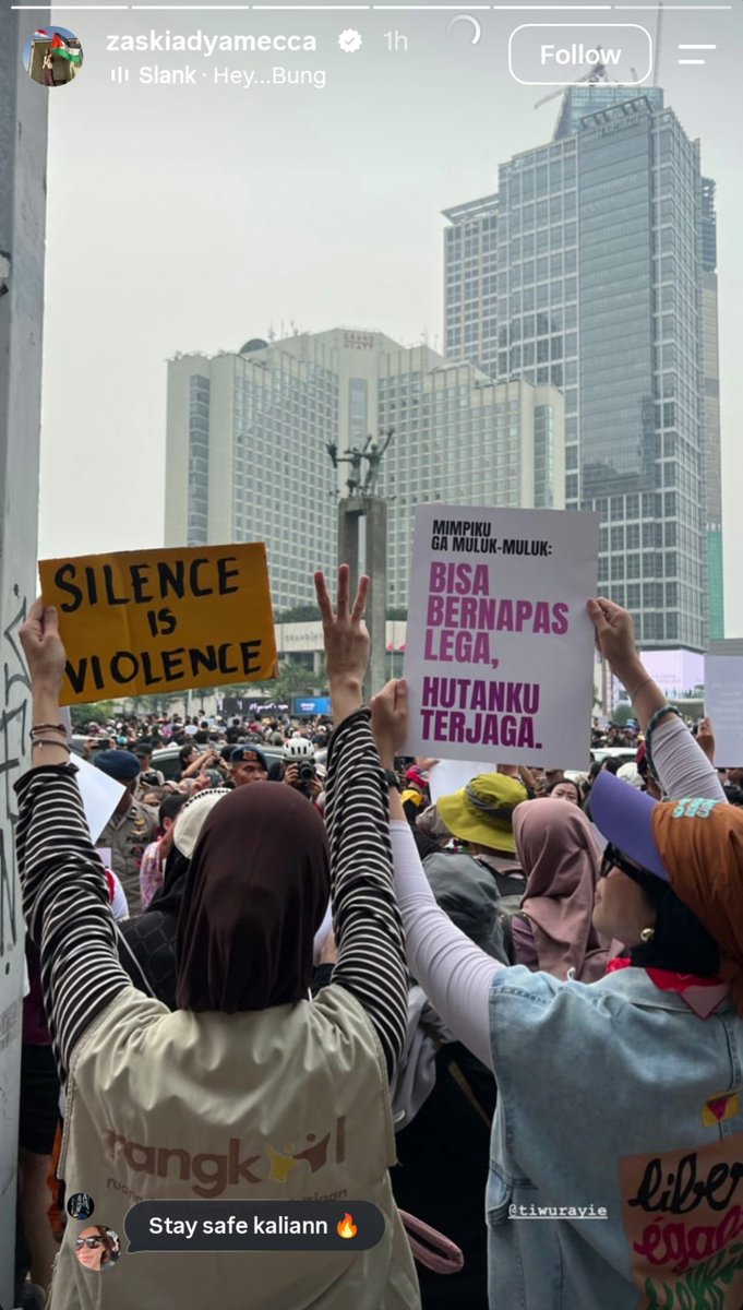 goldenjk7_'s tweet photo. Artis artis juga pada turun ke jalan ada Reza Rahardian, Eva Celia dan Zaskia Adya Mecca di Bundaran HI. Keren banget! ✊🔥 https://t.co/QZMEV4oelg