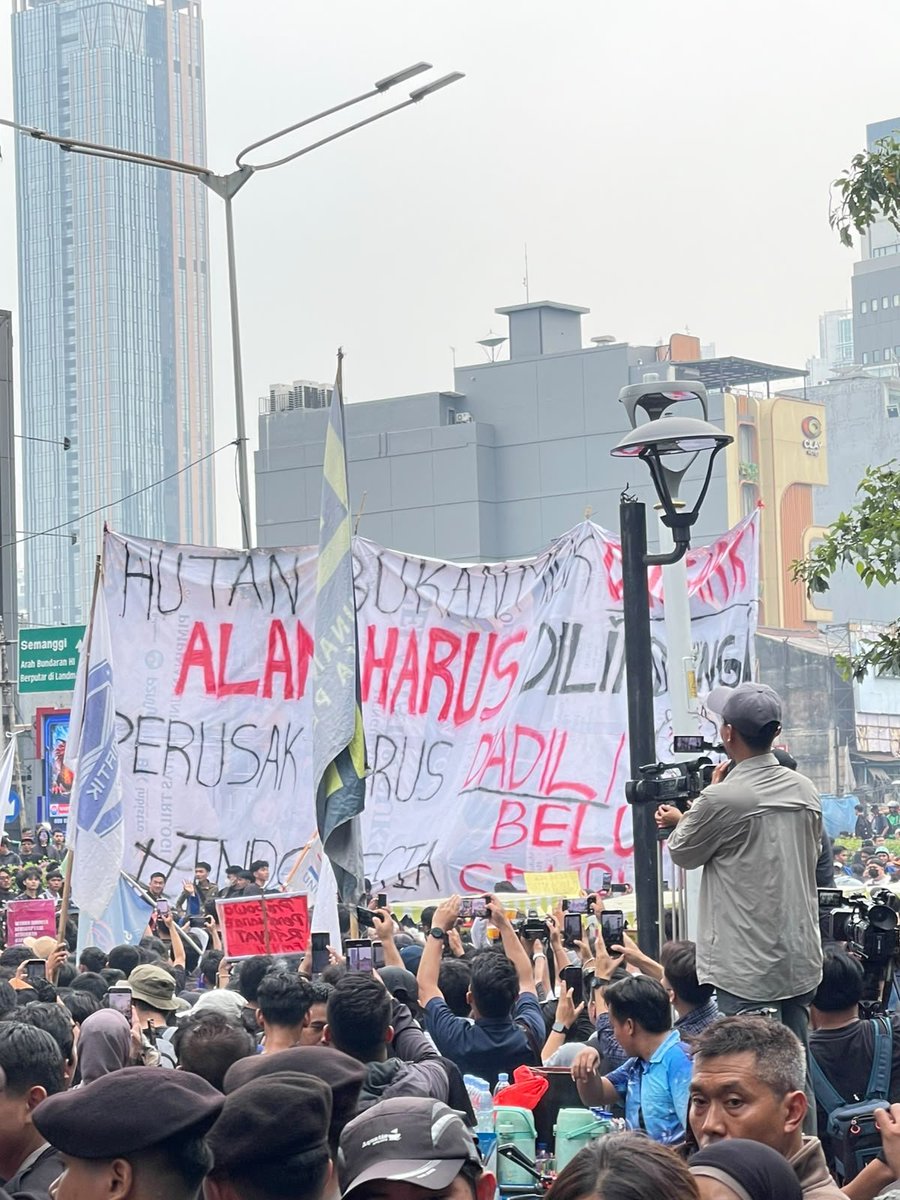MurtadhaOne1's tweet photo. SUMPAH PEMUDA

Di kolom komentar medsos 
dan di jalan-jalan 
mereka menyumpah-nyumpah
tentang negara yang tidak adil
tentang korupsi membahana
tentang kerusakan lingkungan tiada habis
tentang masa depan yang kabur,
lalu di kantor dan di ruang rapat
pemuda itu disumpahin
dibilang kurang patriotik
dan melupakan nasionalisme.

Padahal mereka hanya ingin
satu hal sama seperti dulu di 1928:
didengar.