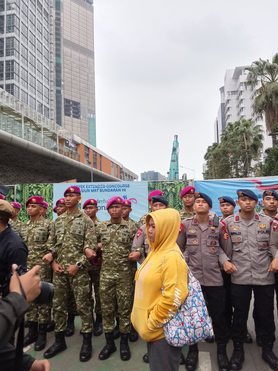 fagaraga777's tweet photo. TNI?? ANGKATAN LAUT???? https://t.co/OpwBTt3E8j