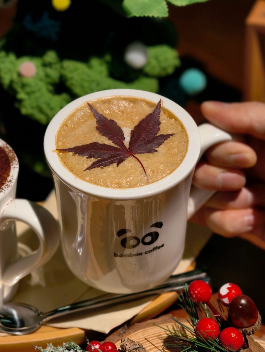 1124_k1's tweet photo. [今日のカフェラテにチョコを塗淹し、犊形クッキーをトッピングしたら、訊僬しい可愛さになっちゃった] https://t.co/XZ1HLwqssZ