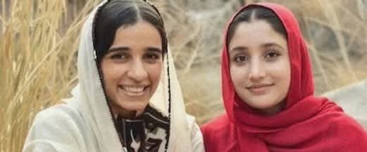 Fkhan_Achakzai's tweet photo. نوشکی گرلز ڈگری کالج پر ہونے والے حملے نے پورے بلوچستان کے مقامی لوگوں کو ہلا کر رکھ دیا ہے.

نوشکی گرلز ڈگری کالج پر حملہ کوئی معمولی واقعہ نہیں بلکہ عوامی حلقوں اور مقامی ذرائع کے مطابق بی ایل اے کے کمانڈر بشیر زیب کا رچایا گیا ایک انتہائی گھناؤنا اور شرمناک منصوبہ تھا۔

 مقامی لوگوں کا کہنا ہے کہ بشیر زیب کے مسلح گروہ نے کالج انتظامیہ پر دباؤ ڈالا تھا کہ وہ طالبات کو پہاڑوں پر ان کے ٹھکانوں پر بھیجیں تاکہ انہیں بلیک میلنگ اور اپنے مذموم نیٹ ورک کے لیے استعمال کیا جا سکے۔

 جب  انتظامیہ نے بلوچ بچیوں کی عزت کا سودا کرنے سے صاف انکار کر دیا، تو بوکھلاہٹ میں آ کر ان کے کارندوں نے علم کے اس گہوارے پر حملہ کر کے تین طالبات کو خون میں نہلا دیا۔

اس مکروہ سازش کا پردہ تب چاک ہوا جب مارے گئے دہشت گرد کے موبائل سے وہ حساس ویڈیو سامنے آئی جس نے بشیر زیب کے کالے کرتوتوں کو بے نقاب کر دیا۔

 اب یہ سچ سب کے سامنے آ چکا ہے کہ بشیر زیب کا یہ پورا نیٹ ورک طالبات کو اغوا کرنے، اپنے جال میں پھنسانے اور بلیک میل کر کے خودکش بمبار بنانے کے دھندے میں ملوث ہے۔ 

ماضی میں شاری بلوچ، سمیہ قلندرانی، اور آسیہ مینگل جیسی دیگر تعلیم یافتہ لڑکیاں بھی بشیر زیب جیسے رہنماؤں کی اسی مائنڈ گیم اور سفاک نیٹ ورکنگ کا شکار ہوئیں۔

آخر یہ کیسی جنگ ہے جس کی اتنی بھاری قیمت ہماری بلوچ مائیں، بہنیں اور بیٹیاں ادا کر رہی ہیں؟

 بلوچ خواتین کی عزت اور معصوم بچیوں کے تعلیمی مستقبل کو بشیر زیب کی ہوس اور مفاد پرستی کی جنگ  کی بھینٹ ہرگز نہیں چڑھنے دیا جا سکتا۔