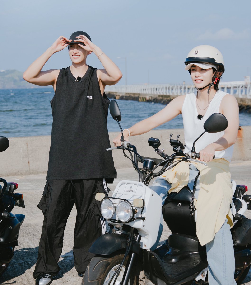 KyeomsBaekery's tweet photo. SLEEVELESS DOKYEOM AND SLEEVELESS JEONGHAN IN ONE PIC OH GOD😭😭😭 https://t.co/AjQatpHVqG