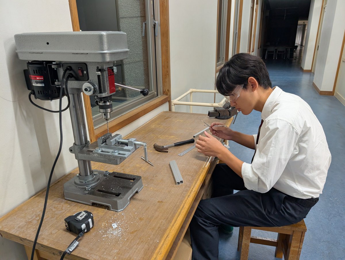 Scramble_JPN's tweet photo. ロボット製作サポートプログラムに継続して参加いただいている府立洛北高校は、今年からロボットの新規自作にも挑戦し、CoREに2チーム出場予定❗️

回路の自作にも挑戦しており、普通科の高校とは思えない光景になっています😲
#CoREjp https://t.co/3k0NZemsKJ