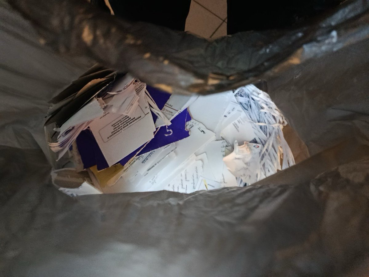 INinic's tweet photo. Ovo su fotografije od juče iz drekcije,sedišta Fonda PIO. Seckalica radi ne prestaje, nešto se samo cepa,a nešto maksimalno usitnjava i iznosi u kontejnere 👇

Podsećam Relju Ognjenovića da su ovakve stvari KRIVIČNO DELO,neka mu to neko objasni,nema više druga Danila i partije 👇 https://t.co/IDryTQnwAq