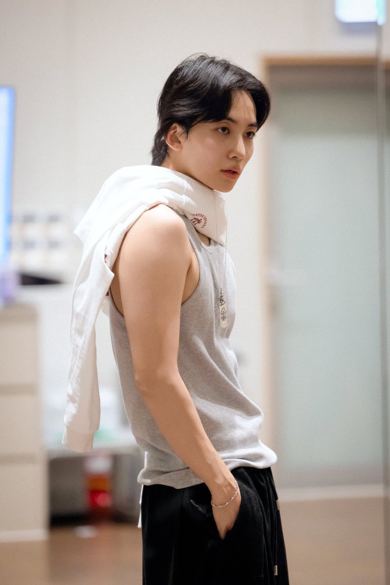 rozyoons's tweet photo. jeonghan arms 2 days in a row WHAT AM I GONNA DO https://t.co/oExLOuwxiy