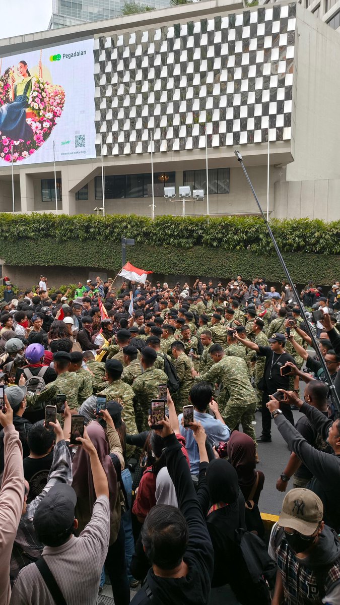 madisnur's tweet photo. TARIK MUNDUR TENTARA DALAM MENGHADANG AKSI MASSA!

Demonstran bukan kombatan. Kritik bukan ancaman militer. Jalan raya bukan medan perang. 

Konstitusi menjamin kebebasan berserikat, berkumpul, dan mengeluarkan pendapat. https://t.co/CMdPBHyTIS