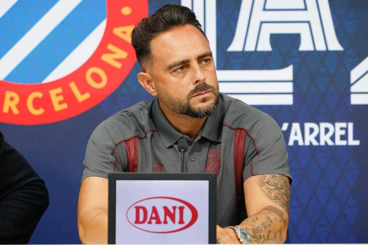 postunited's tweet photo. 🚨 ¡SERGIO GARCÍA SE PONE AL MANDO DEL ESPANYOL!

🔵⚪ El entrenador del filial dirigirá el entrenamiento del primer equipo tras la destitución de Manolo González

👀 También se sentará en el banquillo frente al Villarreal este viernes, mientras el club decide quién será el sustituto definitivo