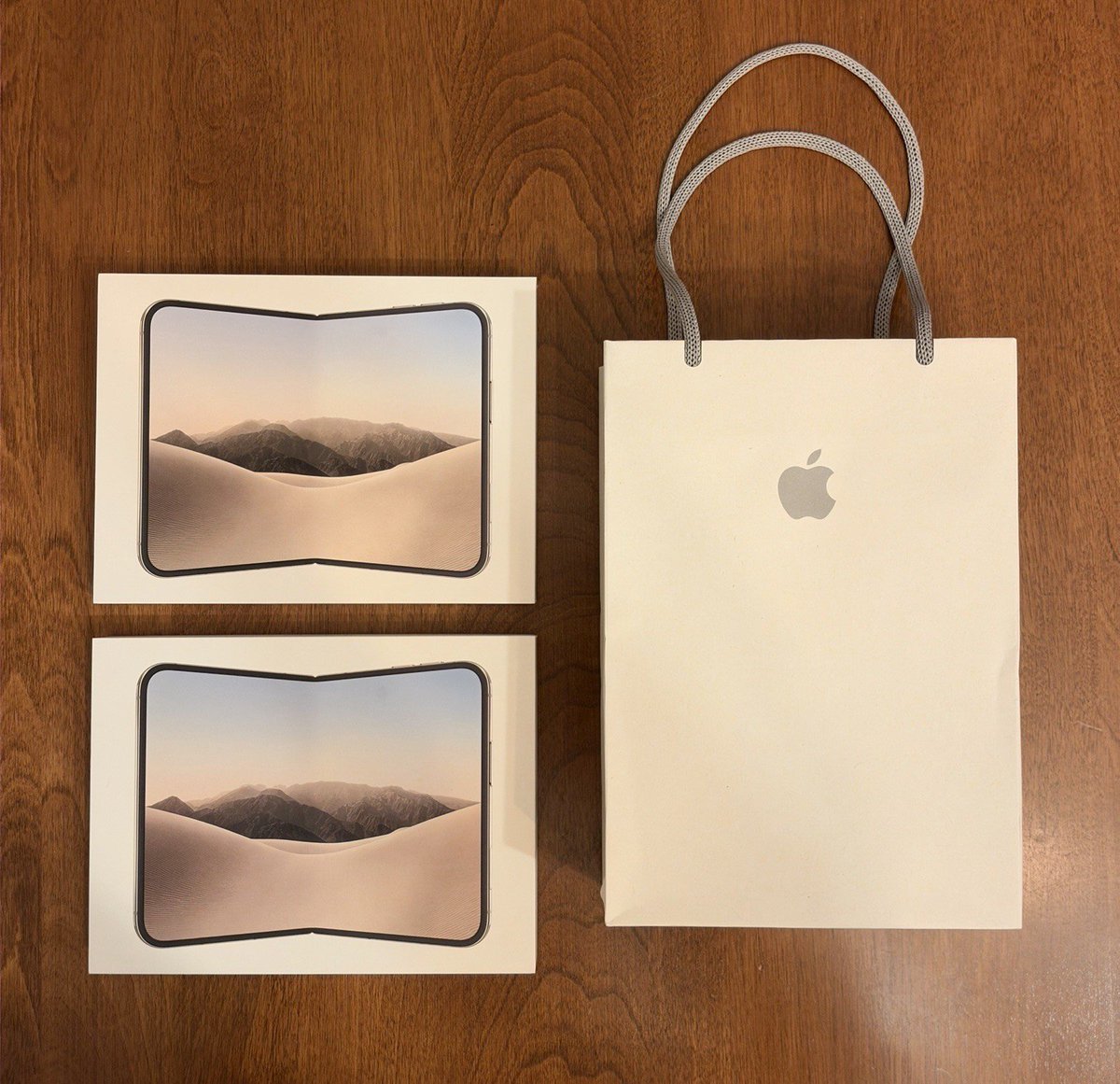 AlanShao111's tweet photo. Tim 送 100 台 iPhone 涨粉 27 万，我心态崩了。
徐跑跑抽 10 台 iPhone Duo，我彻底崩了。

那薄肌教父也发个福利🎁 本次抽 15 台 iPhone Duo 2TB

人人都有机会，不看粉丝多少，不需要有蓝标。

参与方式：
关注我，一键三连本帖
并在评论区回复💬

24h 以后我让 @grok 抽奖🎟️ 保证公平公正公开。
不要等别人抽到了，才后悔没参加。
抽 15 个薄肌小子送给我，人人都有机会🙂🙂