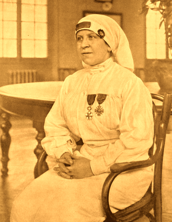 paroles_la's tweet photo. Une infirmière. Qui risque déjà le poteau en 1914 pour ses faits d'armes : "Je vous demande seulement, dit-elle, de me tuer avec des fusils français!" Alors, l'Histoire bégayant en 1940, aux médailles déjà gagnées, elle ne pourra qu'ajouter celle de la Résistance. Marcelle Semmer https://t.co/frLcl4DS6b