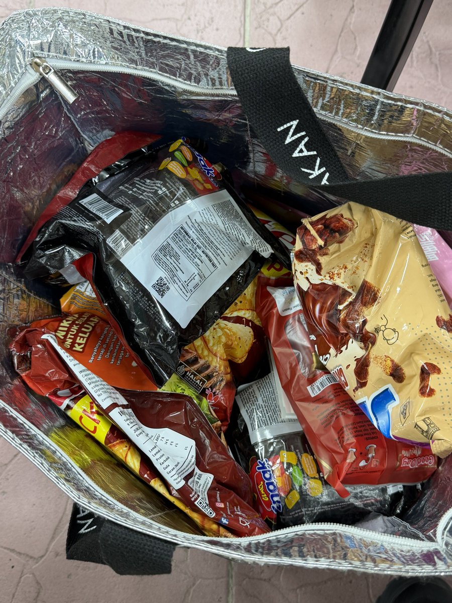 Lucky2clover_'s tweet photo. Makasih banyak buat fans Carmen dari Indonesia yang sudah ngasih aku makanan 🍀Baik banget dan perhatian banget! Awalnya kita kenal cuma karena sama-sama suka Carmen, nggak nyangka aku juga bisa dapat makanan dari kalian. Seneng banget rasanya. Makasih ya udah inget dan perhatian sama aku 🫶🏻