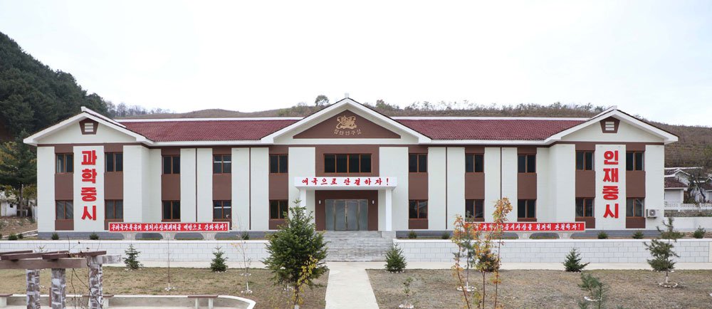 Fekerfanta's tweet photo. 🇰🇵 Corea del Norte inaugura un nuevo centro de investigación agrícola avanzada en la provincia de Jagang.

El edificio de dos plantas cuenta con laboratorios de biotecnología, análisis de suelos y biblioteca digital para impulsar la modernización de la agricultura. https://t.co/ocsk1UvEJc