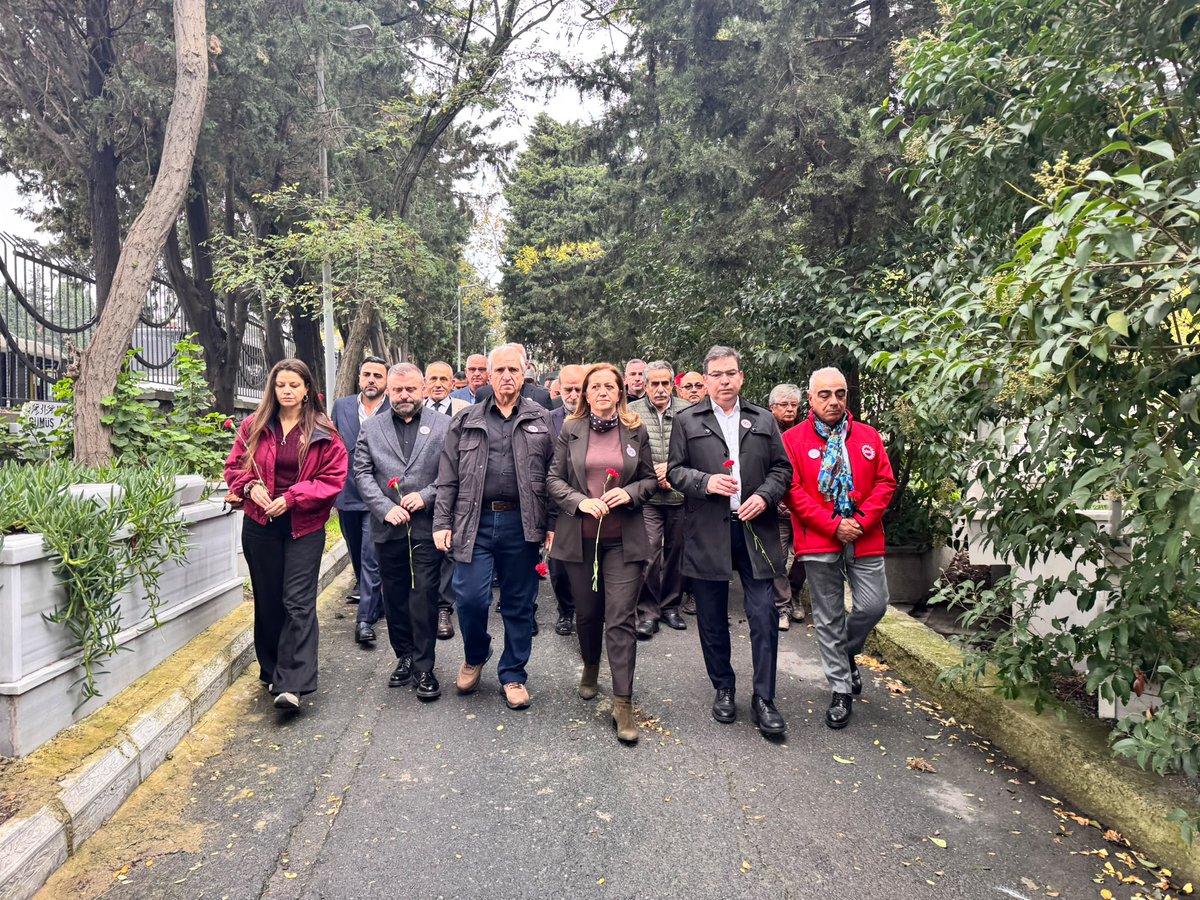 diskinsesi's tweet photo. Yaşamını işçi sınıfının mücadelesine adayan, Türkiye işçi sınıfının unutulmaz önderlerinden, DİSK kurucusu ve Lastik-İş Sendikası Onursal Genel Başkanı Rıza Kuas'ı ölümünün 45. yılında Edirnekapı Hava Şehitliğindeki mezarı başında saygıyla, sevgiyle, özlemle andık. https://t.co/1rGpaDN2Vi