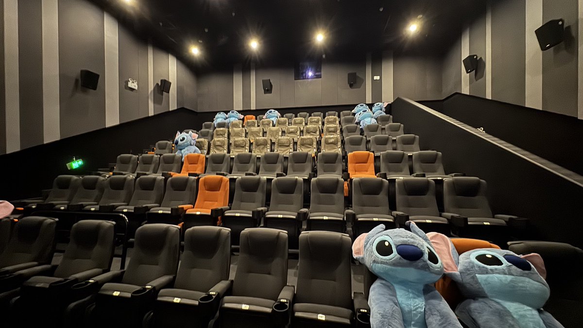 KeiWenK's tweet photo. 今天订票到时候有几个位置定不了

进来一看，原来有玩偶锁定

那这样算不算是包场呢，

还是不太喜欢有人坐旁边

各位好朋友觉得呢
#蓝V互关 #蓝V交友 #浇盆友 https://t.co/4xkVBW8rT2