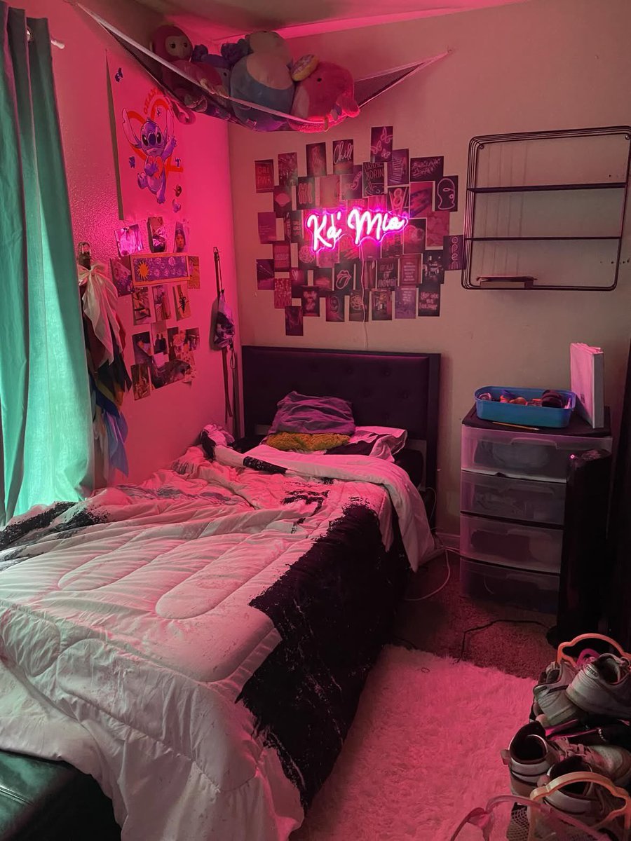 AkadeBemsen's tweet photo. Rent so high so I turned my master bedroom into 3 rooms for my kids in my last apartment and I took the small room. Sometimes you have to do what you gotta do. They loved it. It worked for us at that time. Now they have their own rooms. https://t.co/CmzQdgBpmK