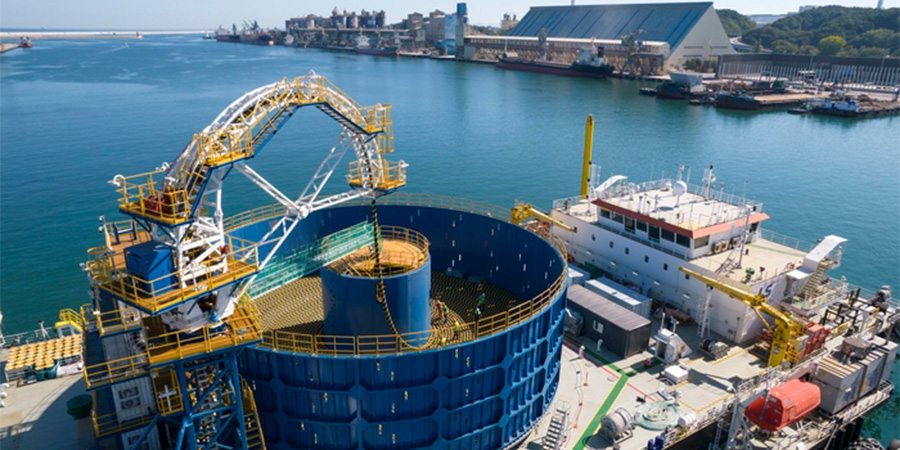 TelecomReviewAP's tweet photo. LS Marine Solution has begun loading subsea power cables for Malaysia’s Langkawi project, marking its second overseas installation contract and the first deployment of its upgraded GL2030 cable-laying vessel.

https://t.co/l8fY5dwRrE https://t.co/Crk4glHYZ5