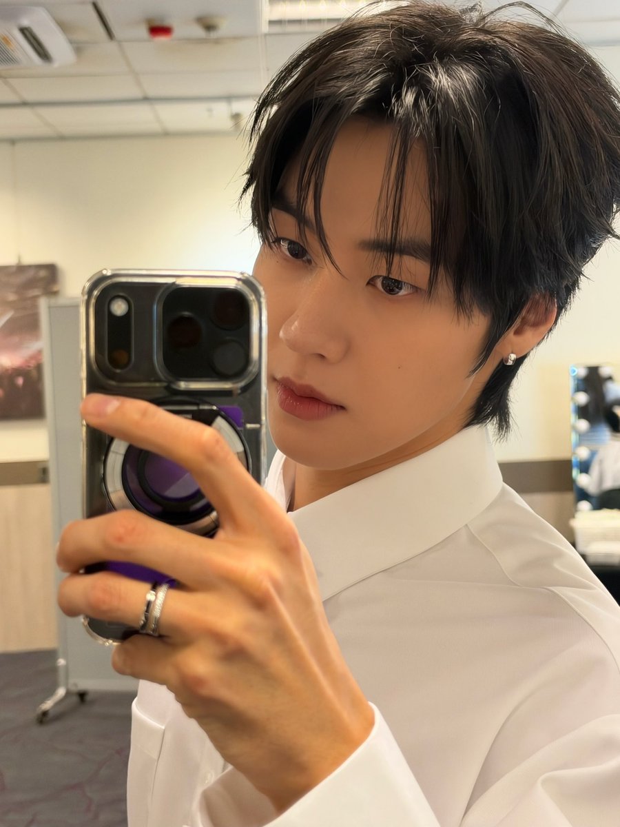 i2hen's tweet photo. flexing OUR wedding ring n everything ooooweeee ๐๐#wifeddat https://t.co/sFmJPb9N0i