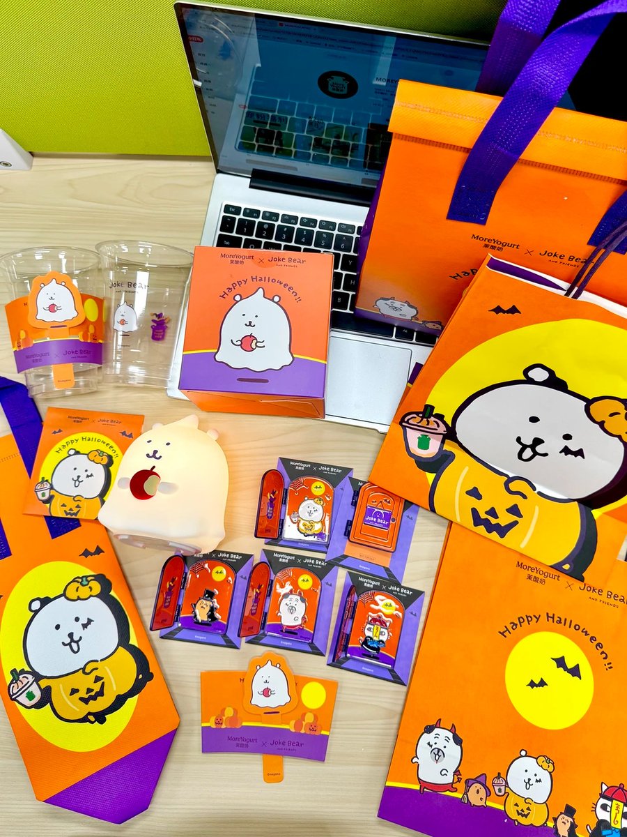 Misoku_store_jp's tweet photo. 🎃『ナガノのくま』× 茉酸奶 ハロウィン限定コラボ

コラボグッズの実物写真をお届けします！📸✨
via：RED 小茉什么都说

🥤 コラボ限定パッケージ
オレンジ×パープルのハロウィンカラーがかわいい！🎃🧡 カップやスリーブ、紙袋、保冷バッグまで限定デザインが勢ぞろい！
🪟 コラボブラインドボックス冷蔵庫マグネット（全4種）
ナガノのくま、パグ、ポテト、ゾンビ猫がラインナップ！👻 窓からひょっこり顔を出す姿がたまらないかわいさです🥹💕

👻 コラボクリームナイトライト
赤いリンゴを抱えたおばけ姿がキュート🍎✨ タッチで明るさを3段階に調節でき、ベッドサイドやデスクにもぴったり！
ハロウィン気分を盛り上げてくれる限定コラボ、みなさんはどのアイテムが気になりますか？🎃💗

ぜひいいね＆RTで教えてくださいね！皆さまのコメントも楽しみにお待ちしています！👻✨

#ナガノキャラクターズ #ナガノのくま #JokeBear #Nagano #농담곰