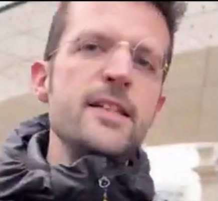 luckasdelille59's tweet photo. DES JOURNALISTES DE CNEWS AGRESSÉS ET INSULTÉS
Quand un collaborateur du Monde passe de la correction des textes à l’agression de journalistes.

Guillaume Goutte, militant syndicaliste et anarchiste, membre du Syndicat général du Livre CGT et correcteur pour Le Monde.
#SoutienCnews