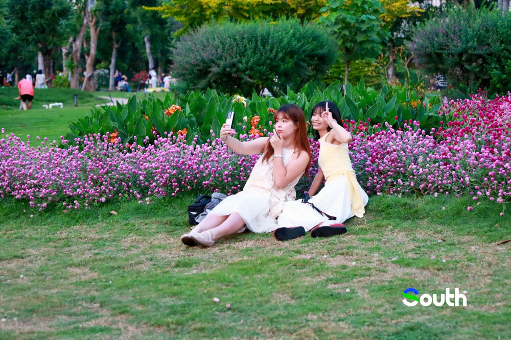 thisisGBA's tweet photo. #Picture |🌸 In late October, Nanguo Tropical Garden in #Zhanjiang bursts into bloom!

A sea of pink, purple, and white flowers creates a colorful landscape under the warm autumn sun. Visitors stroll along the paths, capture beautiful moments, and children play beneath the trees — a relaxed, cheerful atmosphere fills the park. 🌺📸

https://t.co/9qBWPO4AOc

#NanguoTropicalGarden #AutumnFlowers #Guangdong #FloralDisplay #NatureBeauty #AutumnVibes #TravelGuangdong #ParkLife