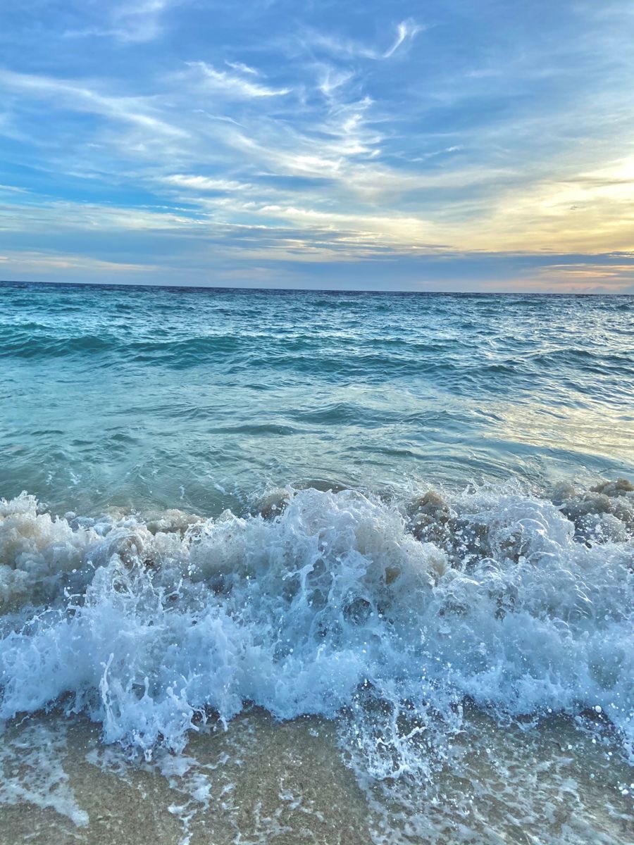 lunecrumbss's tweet photo. pretty beach day https://t.co/02blnAw1GC