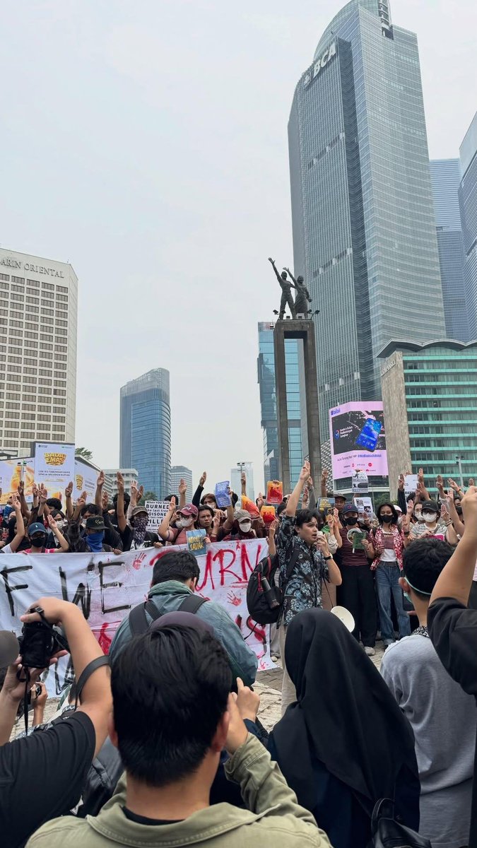 foolinsights's tweet photo. Kalian tahu triknya mahasiswa bisa tembus bundaran HI?
Pake T19 coy wkwkwk🤣

Ada yang mengalihkan perhatian (rombongan Fathimah & Bapis) pake bus kopaja dihadang, tapi T19 lancar jaya tembus ke Bundaran HI.

Panik ga tuh aparatnya tiba2 belasan angkot merah nurunin mahasiswa pose 3jari🤘

🗣: lapor ndan, mahasiswa udah di Bundaran HI

Pasukan digeser, barikade jebol, Fathimah dkk akhirnya bisa berkumpul dengan rekan2 di Bundaran HI. Anak-anak ITB menyusul jalan kaki. Keren kan?
#IndonesiaSadar