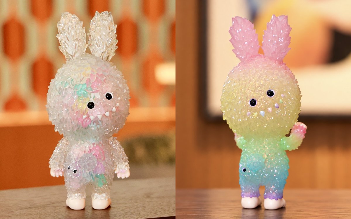 INSTINCTOY's tweet photo. SOOYASTUDIO × INSTINCTOY
Glitter Ban & Flowy Ban 🐰✨

Two special colorways, each bringing a unique touch of INSTINCTOY’s signature style!

🌈 Glitter Ban
A signature colorway inspired by INSTINCTOY’s iconic “Prisma” colors, featuring sparkling rainbow gradients and a magical glow-in-the-dark effect.

💎 Flowy Ban
The debut colorway of this collaboration, inspired by INSTINCTOY’s Fluffy Erosion spreading across Ban’s body, filled with soft, fluffy rainbow-colored details inside.

✨ 10月抽選販売 ✨
10月29日より抽選応募の受付を開始いたします。
この機会をぜひお見逃しなく。

✨ October Lottery Sale ✨
Lottery applications will officially open on October 29.
Don’t miss this special opportunity!

✨ 10月抽選販售 ✨
將於10月29日正式開放抽選報名。
敬請把握這次特別的收藏機會！

#INSTINCTOY #SOOYASTUDIO #GlitterBan #FlowyBan