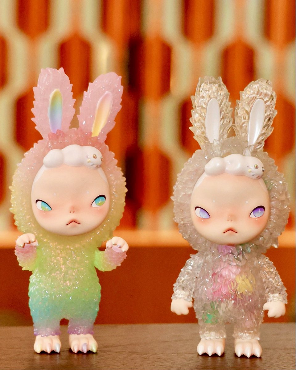 INSTINCTOY's tweet photo. SOOYASTUDIO × INSTINCTOY
Glitter Ban & Flowy Ban 🐰✨

Two special colorways, each bringing a unique touch of INSTINCTOY’s signature style!

🌈 Glitter Ban
A signature colorway inspired by INSTINCTOY’s iconic “Prisma” colors, featuring sparkling rainbow gradients and a magical glow-in-the-dark effect.

💎 Flowy Ban
The debut colorway of this collaboration, inspired by INSTINCTOY’s Fluffy Erosion spreading across Ban’s body, filled with soft, fluffy rainbow-colored details inside.

✨ 10月抽選販売 ✨
10月29日より抽選応募の受付を開始いたします。
この機会をぜひお見逃しなく。

✨ October Lottery Sale ✨
Lottery applications will officially open on October 29.
Don’t miss this special opportunity!

✨ 10月抽選販售 ✨
將於10月29日正式開放抽選報名。
敬請把握這次特別的收藏機會！

#INSTINCTOY #SOOYASTUDIO #GlitterBan #FlowyBan
