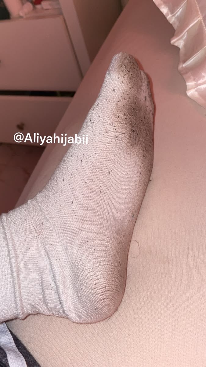 Aliyahijabii's tweet photo. Wie gerne würdest du die Socken einer Hijabi Herrin in deinen Mund stecken? Sei mal ehrlich... 😂

Ihr könnt die haben dm... 😈

#findom #zahlsklave #paypig #moneyslave https://t.co/0WIlx3PEuz