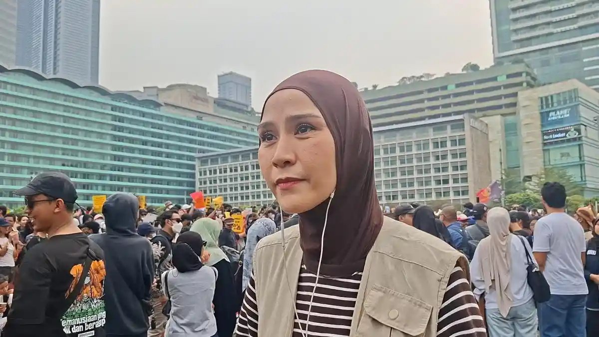 LambeSahamjja's tweet photo. jadi gini guys, ada cerita dari demo bundaran hi hari ini, rabu 28 oktober 2026. artis zaskia adya mecca ikut hadir, tapi bukan buat orasi, melainkan jadi relawan bareng ibu-ibu lain yang ngedukung mahasiswa bem ui dan komite selamatkan daulat rakyat atau sadar

katanya, mereka itu kayak ibu-ibu yang ngejagain anak-anak mereka yang turun langsung. para relawan gak ikut turun ke tengah jalan, tapi nyiapin bantuan logistik dan medis. zaskia bilang tujuannya biar peserta aksi gak lapar, gak haus, dan gak sakit maag

zaskia datang bareng tiga rekan kantornya dan gabung di posko gabungan ibu-ibu dari berbagai daerah. posko ini ngandelin bantuan masyarakat, dan lokasinya diumumin lewat siaran langsung biar warga tahu mau nyetor bantuan ke mana. bantuan yang masuk katanya lumayan banyak, sampai para relawan gak selalu tahu siapa pengirimnya

soal gimana mereka ketemu, zaskia ngenal beberapa relawan lewat threads. tiap mau ikut aksi, dia mantau linimasa buat nyari orang yang aktif turun ke lapangan, lalu ngehubungin lewat dm dan ketemuan di lokasi. dia lebih suka kenalan sama orang yang emang punya keinginan sendiri buat turun, bukan ngajak-ngajak orang

di lokasi, zaskia bawa satu ambulans dan logistik, dan dia ngelihat ada delapan ambulans dari gabungan tim relawan ibu-ibu. berita terkait juga nyebut dia sempat kesulitan nyari titik ambulans di lokasi aksi

nah menurut kalian guys, peran relawan kayak gini penting buat jaga demo tetap aman, atau seharusnya aparat yang nyiapin semua kebutuhan peserta?
