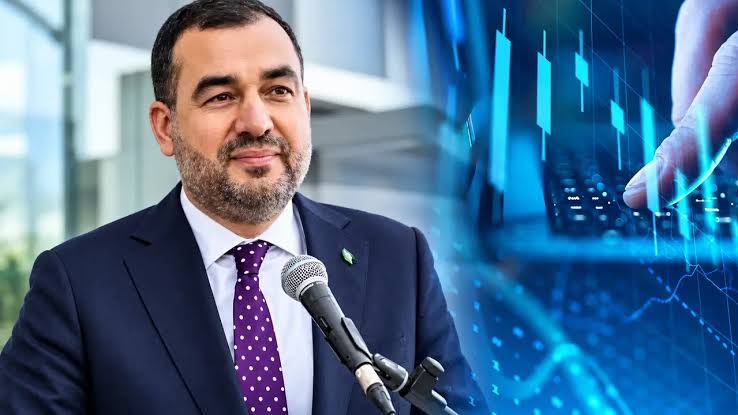 1finansalozgur's tweet photo. NUSRET ALTINBAŞ’IN İFADESİ ORTAYA ÇIKTI
İstanbul Cumhuriyet Başsavcılığı’nca yürütülen borsa ve fon soruşturmasında tutuklanan Altınbaş Holding ve Atlas Portföy’ün sahibi Nusret Altınbaş’ın yaptığı savunma ortaya çıktı. Altınbaş, İstanbul Nöbetçi Sulh Ceza Hakimliği’nde yaptığı savunmada emniyette ve savcılıkta verdiği ifadeleri kabul ettiğini, savunmasına ekleyecek başkaca bir husus olmadığını söyledi. Avukatlarının yaptıkları savunmada ise ağırlık, Altınbaş’ın 4 ay önce ceza yediği Işıklar Enerji (IEYHO) hissesinde gerçekleşen işlemlere verildi. Altınbaş’ın avukatları 1 yılda 15 kat artış sağlanan #IEYHO hissesinde müvekkillerinin kar etmediğini aksine zarar ettiğini savundu.
"AMACIMIZ KÂR ETMEK DEĞİL, ŞİRKETİ YÖNETMEKTİ"
Nusret Altınbaş’ın avukatları, müvekkillerinin IEYHO hisselerindeki işlemlerinin manipülatif olmadığını ve temel amacın şirkete sahip olarak yönetime katılmak olduğunu savundu. İki yıl önce gördükleri yatırım potansiyeli nedeniyle hisse toplamaya başladıklarını aktaran savunma makamı; yönetim usulsüzlüklerine karşı Asliye Ticaret Mahkemelerinde davalar açtıklarını, hedeflerinin hisse senetlerinden kâr sağlamak değil usulsüzlüklere karşı mücadele etmek olduğunu ileri sürdü.
"197 MİLYON TL ZARAR ETTİK" SAVUNMASI
SPK raporundaki tespitlerin farazi olduğunu iddia eden avukatlar, hisselerin satılmadığını, dolayısıyla bir kâr realizasyonu ya da haksız menfaat temininin bulunmadığını öne sürdü. Aksine alım-satım işlemlerinden müvekkillerinin 197 milyon TL zarar ettiğini savunan avukatlar, şüpheliler arasında para hareketi bulunmadığını belirterek örgüt suçlamasını da reddetti. Kendi iradesiyle teslim olduğunu ve delillerin resmi kayıtlarda yer alması sebebiyle karartılamayacağını iddia eden avukatlar, Altınbaş’ın adli kontrolle serbest bırakılmasını talep etti.
ZARAR EDEN ŞİRKETTE 15 KATI AŞAN TIRMANIŞ
Savcılığın incelemelerine göre, 1 Ağustos 2025’te 12-16 TL bandında seyreden IEYHO hisseleri, hiçbir makul iktisadi gerekçe olmaksızın 15 Eylül 2026’da 230 TL seviyesine kadar tırmandırıldı. 520 milyon TL net zarar açıklayan şirketin piyasa değeri 1 yılda 8 milyar TL’den 125 milyar TL’ye fırladı. Faaliyetlerle tamamen çelişen bu 117 milyar TL'lik devasa değer artışını destekleyecek tek bir KAP bildiriminin dahi bulunmadığı saptandı.
MANİPÜLASYONUN ÇARKI: FONLAR VE TERS REPO TEZGAHI
Soruşturma dosyasında vurgunun operasyonel mekanizması da deşifre edildi. Piyasada dolaşımda bulunan IEYHO hisselerinin şahıslar, kapalı fonlar ve şirketler aracılığıyla toplanarak yapay şekilde tırmandırıldığı; tepe noktalarda ise Atlas Portföy Yönetimi A.Ş. bünyesindeki #DFI fonuna yüksek fiyatlarla satılarak devasa haksız kazanç sağlandığı belirlendi.
TUTUKLAMA KARARININ GEREKÇESİ
İstanbul Nöbetçi Sulh Ceza Hakimliği, Altınbaş’ın "Sermaye Piyasası Kanunu’na Muhalefet" suçunu işlediğine dair SPK Piyasa Gözetim ve Denetim Dairesi raporunu ve dosyadaki tutanakları kuvvetli suç şüphesi saydı. Hakkında gözaltı kararı verildikten günler sonra teslim olması sebebiyle kaçma şüphesinin altını çizen mahkeme, delilleri karartma riskini de dikkate alarak adli kontrol tedbirlerinin yetersiz kalacağına hükmetti ve Nusret Altınbaş'ı tutuklayarak cezaevine gönderdi.