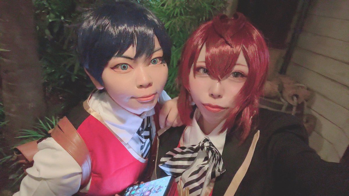 4m4n3_exe's tweet photo. ギョーザドッグ並びながら涼しげな顔してる♠️と鼻ズビズビ鳴らしてる🌹 https://t.co/2F4XrriSr2