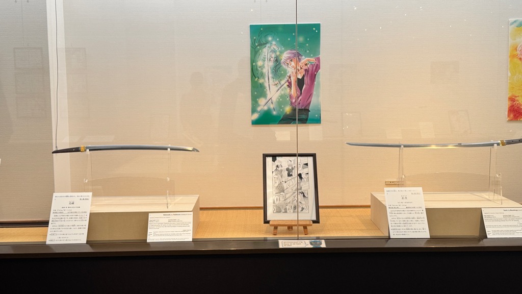 Kimiko_Kamata's tweet photo. 🍁備前長船刀剣博物館で展示中🍁
『KATANA』と刀剣～広がる物語、美しき世界～
「お守り刀展覧会」のサブ展示の企画として、
博物館1階の展示室に、KATANAの原稿と、ストーリーに関連した刀剣を展示していただいています。
お近くの方、ぜひに～✨
物産館では、単行本も販売してます。
サインも描いたよ～。
担当さんがその場でＰＯＰ描いてくれた💪
KATANAは欠品中の巻も多いので、ぬけぬけの品ぞろえ。はやく全巻補充されますように🙏

ここ20年近く、ずーーっと刀に関するマンガばっかり描いてたせいか、なんか既視感というか^^;
けっこう特別で嬉しいことだと頭では思うんだけど。
終わるころには嬉しさが盛り上がるかな。
なんか内側の人の気持ちになっちゃって😂