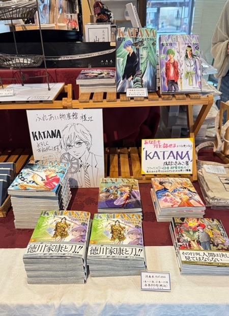 Kimiko_Kamata's tweet photo. 🍁備前長船刀剣博物館で展示中🍁
『KATANA』と刀剣～広がる物語、美しき世界～
「お守り刀展覧会」のサブ展示の企画として、
博物館1階の展示室に、KATANAの原稿と、ストーリーに関連した刀剣を展示していただいています。
お近くの方、ぜひに～✨
物産館では、単行本も販売してます。
サインも描いたよ～。
担当さんがその場でＰＯＰ描いてくれた💪
KATANAは欠品中の巻も多いので、ぬけぬけの品ぞろえ。はやく全巻補充されますように🙏

ここ20年近く、ずーーっと刀に関するマンガばっかり描いてたせいか、なんか既視感というか^^;
けっこう特別で嬉しいことだと頭では思うんだけど。
終わるころには嬉しさが盛り上がるかな。
なんか内側の人の気持ちになっちゃって😂