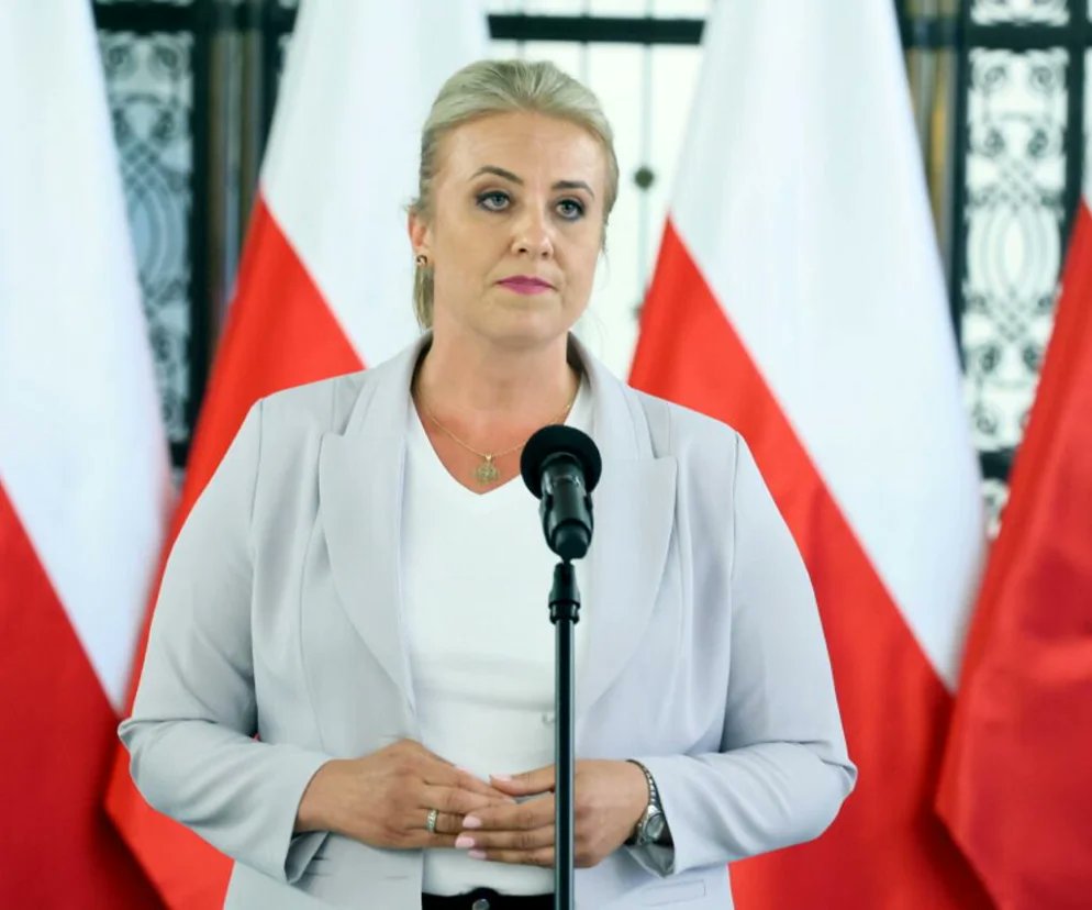 se_pl's tweet photo. 🚨Katarzyna Sójka w "Porannym Ringu" alarmuje w sprawie nowych ustaw zdrowotnych! Była minister zdrowia uważa, że zamiast skrócić kolejki do lekarzy, proponowane zmiany mogą doprowadzić do sytuacji, w której pacjenci będą czekać jeszcze dłużej. Posłanka PiS krytykuje https://t.co/gzcobvK38a. rozwiązania dotyczące wynagrodzeń lekarzy i wskazuje na problemy z finansowaniem szpitali i rozliczeniami z NFZ. Jej zdaniem rząd nie uderza w źródło problemów, a skutki nowych przepisów mogą odczuć przede wszystkim wszyscy pacjenci.

https://t.co/cBlwKhIGzp