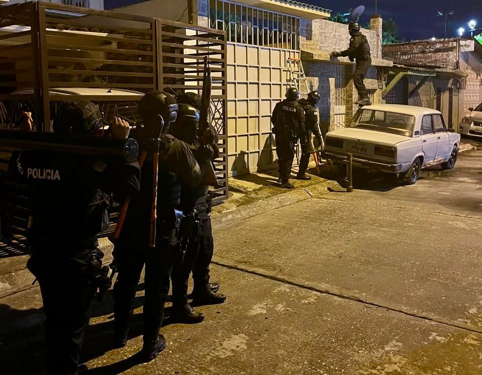 FiscaliaEcuador's tweet photo. #AHORA | #FiscalíaEc ejecuta un operativo que incluye allanamientos en #LosRíos, #Azuay y #Guayas. Las diligencias forman parte de una investigación por presunto #LavadoDeActivos, en la que estaría involucrado el Alcalde de #Vinces y su círculo familiar. https://t.co/JrEmn4tnMz