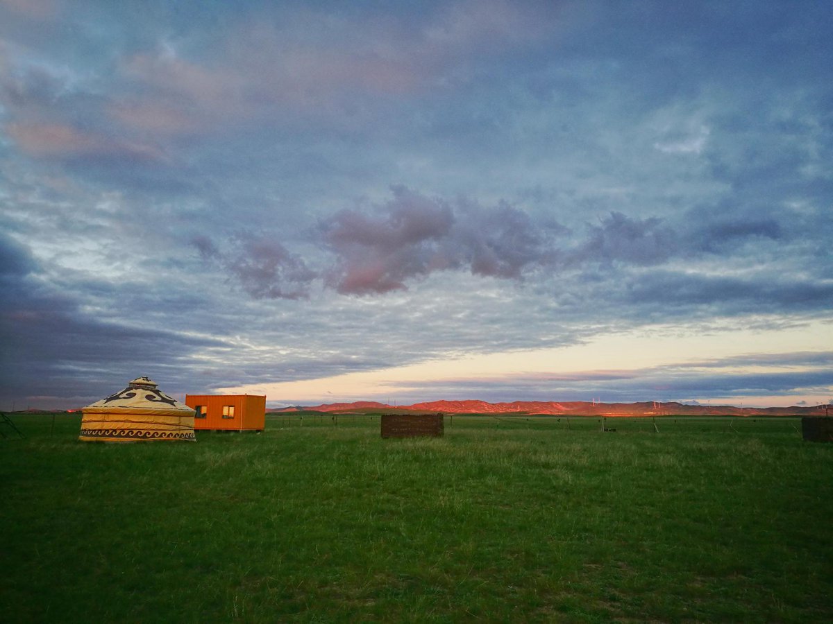 shis_nadeco's tweet photo. [畑の墒坑に置かれた酒の卮が、夕日に照らされて灿と輝き、周りの青い皿と共に美しい光景を作り出している。]， https://t.co/VT1cNEK97C