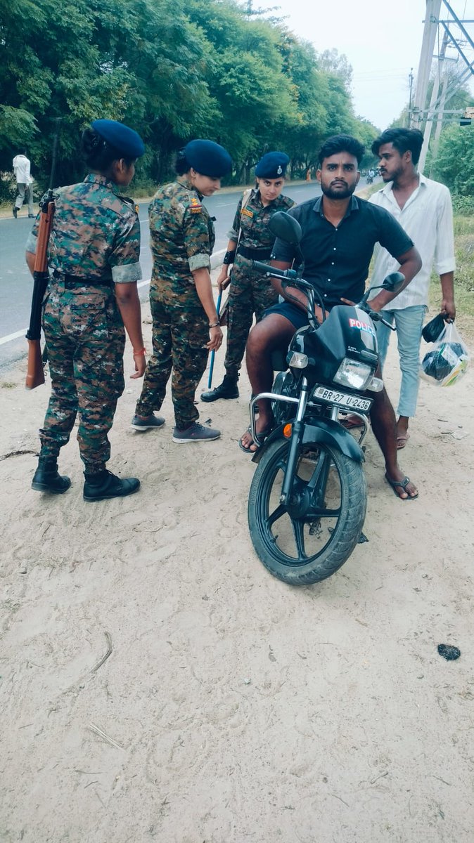JamuiPolice's tweet photo. पुलिस अधीक्षक महोदय, जमुई के निर्देशानुसार जिले में  ट्रैफिक नियमों के अनुपालन एवं अपराध नियंत्रण के दृष्टिकोण से विभिन्न थानों द्वारा जगह- जगह पर वाहन जांच की जा रही है।
#jamuiPolice
#BiharPolice
#haityaarhum
#PoliceAction https://t.co/0t14uWy6TY