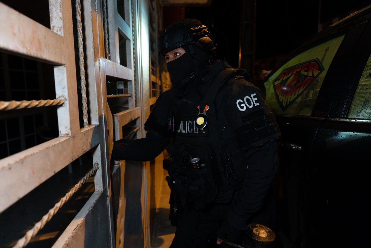 JohnReimberg's tweet photo. OPERACIÓN “GRAN FÉNIX 066” 

CAE RED DE LAVADO DE ACTIVOS EN TRES PROVINCIAS CON SU CABECILLA: EL ALCALDE DE VINCES.

Los operativos fueron ejecutados por la Policía Nacional de forma simultánea en tres provincias: Los Ríos, Azuay y Guayas con 21 allanamientos,15 personas detenidas, la intervención de dos personas jurídicas, además de la posible incautación de bienes vinculados a la investigación. que pertenecen a una estructura delictiva dedicada al lavado de activos. 

Juan Alfonso Montalván Cerezo, alcalde del cantón Vinces, era el cabecilla de esta organización, quien junto con su círculo familiar y societario, habría utilizado la compañía Constructora Aldrensa S. A., reportada por la UAFE, para canalizar recursos presuntamente provenientes de actividades ilícitas.

La estructura habría registrado movimientos en el sistema financiero nacional por aproximadamente USD 3,22 millones y aumentado su patrimonio mediante la adquisición de bienes muebles e inmuebles entre 2019 y 2026. Además, se identificaron presuntos vínculos financieros con personas investigadas por narcotráfico, tráfico ilícito de armas y delincuencia organizada, relacionadas con los casos Narcofiesta, Gran Fénix Cantabria y Metástasis, así como con Los Choneros y Los Lobos.

Tarde o temprano la Ley llega y nada queda impune. 

Seguimos trabajando.