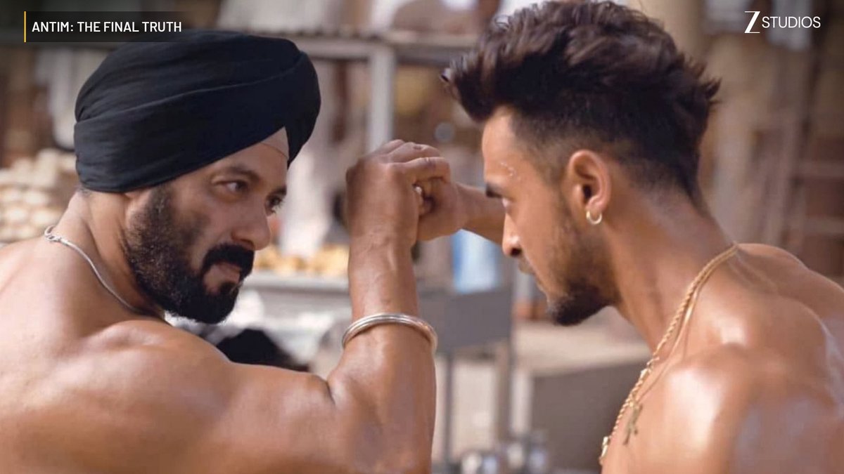 ZeeStudios_'s tweet photo. 2.5 kg ke dumbbells uthane ke baad me and my bro 💪🏼 https://t.co/ZimiWIWqzV