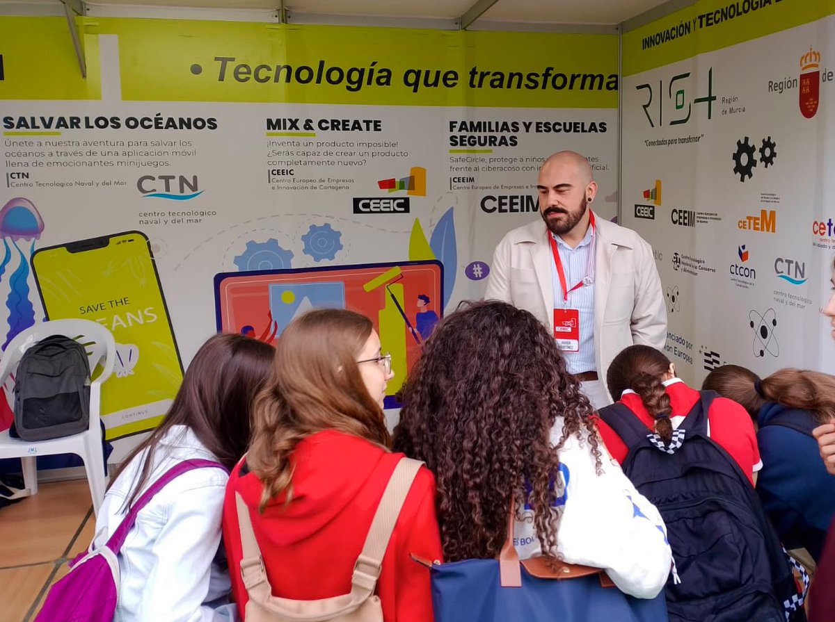 CEEICT's tweet photo. 🚀 CEEIC estuvo presente en la Semana de la Ciencia y la Tecnología | SECYT 2026, acercando la innovación y el emprendimiento al público a través de dinámicas emprendedoras.

🎯 Nuestro stand se llenó de energía, curiosidad y rapidez mental gracias a la dinámica «Mix & Create». Decenas de mentes inquietas aceptaron el desafío de pensar contrarreloj, combinar conceptos aparentemente inconexos e idear soluciones completamente nuevas en solo un minuto. Comprobar de primera mano tantas ganas de crear, experimentar y atreverse a romper moldes confirma que el ingenio y el espíritu emprendedor no entienden de edades, sino de actitud.

💡 Para CEEIC, estar presentes en este gran laboratorio al aire libre significa precisamente eso: acercar la innovación de forma tangible, demostrando que cualquier gran proyecto empieza siempre por una chispa de creatividad y la valentía de imaginar caminos distintos.

🙌 Queremos agradecer enormemente a todas las personas que os acercasteis a participar activamente en nuestro espacio, así como a la Fundación Séneca, al Info Región de Murcia y a todas las entidades implicadas en la organización de este evento, por hacer posible un año más este encuentro imprescindible para conectar ciencia, tecnología y sociedad en nuestra región.

#CEEIC #Innovación #Emprendimiento #Ciencia #Tecnología #SECYT2026 #RegióndeMurcia #Creatividad #SECYT26 @infoRMurcia  @FundacionSeneca