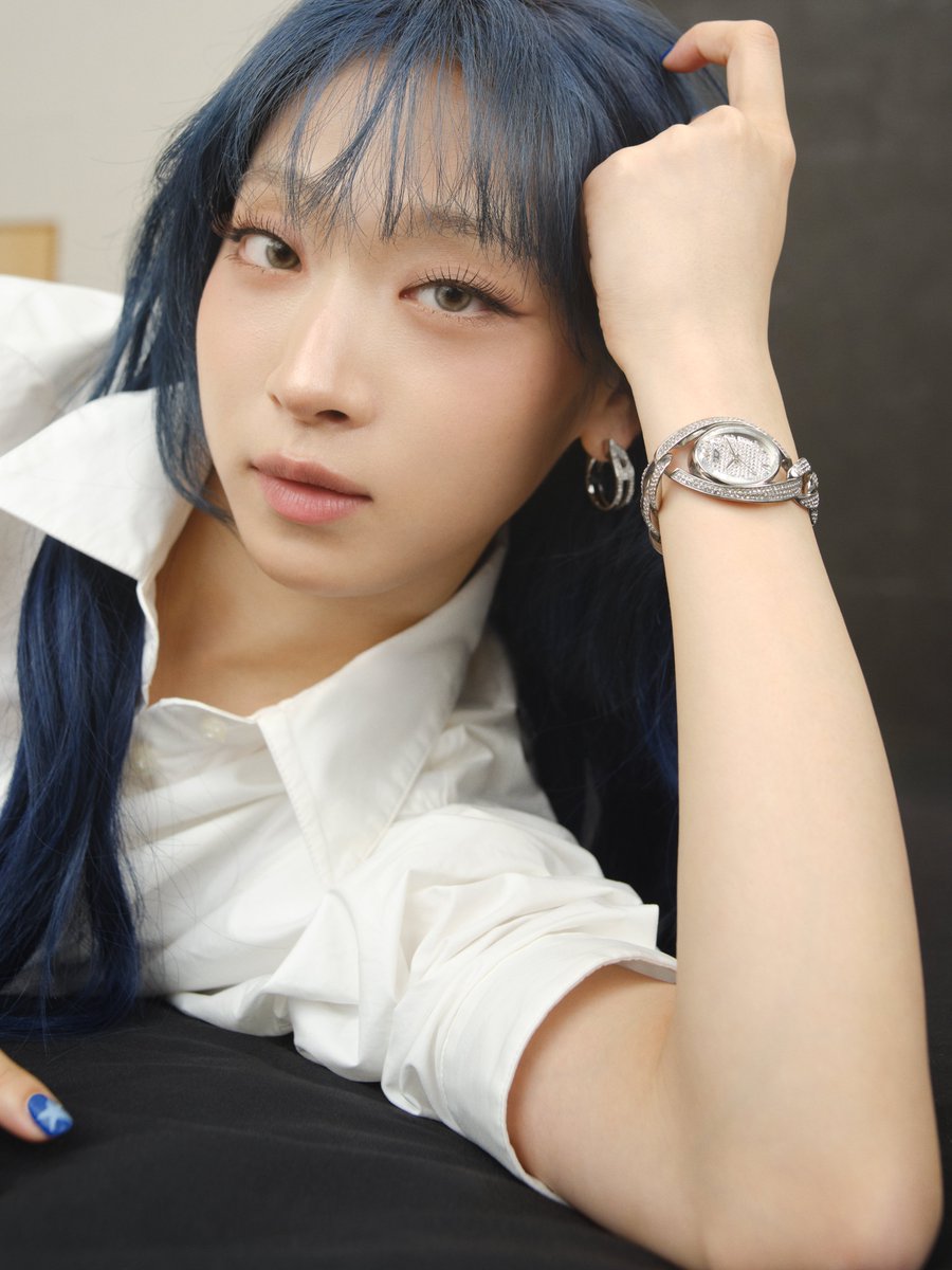 Diesel_Japan's tweet photo. 好奇心をまとう。HANA と迎える DIESEL の秋冬 vol.3
━━━━━━━━━━━
ブルーやホワイトを基調としたクリーンな色彩に、シルバーの煌めきを重ねて。JISOOが着用したラインストーンを敷き詰めた新作ウォッチ「Vani-D」は、光を受けるたびに繊細な輝きを放ちます。KOHARU が選んだ「D-Era」は、アクセサリーのような存在感と実用性を兼ね備え、文字盤を覆う蓋を開閉できるユニークな一本です。MAHINA が身につけたブレスレットやネックレスは、「DIESEL」ロゴや星などのキッチュなチャームが特徴的です。DIESELらしい遊び心あふれるウォッチとジュエリーをご覧ください。

▼The Fashion Postの記事はこちら
https://t.co/hojshiOCkK

▼着用アイテムはこちら
https://t.co/nBskjoVDqE

@HANA_BRAVE 
#HANA #JISOO #KOHARU #MAHINA #DIESEL