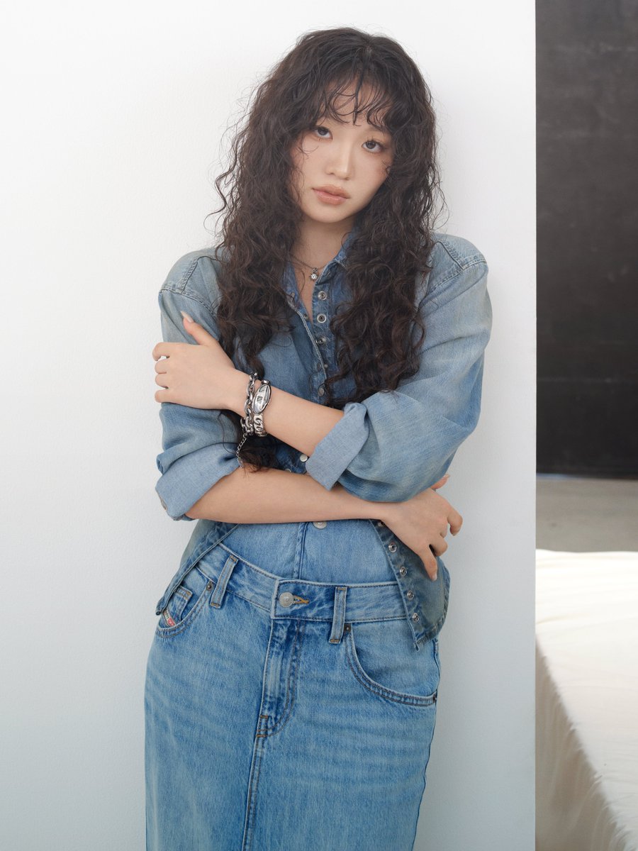 Diesel_Japan's tweet photo. 好奇心をまとう。HANA と迎える DIESEL の秋冬 vol.3
━━━━━━━━━━━
ブルーやホワイトを基調としたクリーンな色彩に、シルバーの煌めきを重ねて。JISOOが着用したラインストーンを敷き詰めた新作ウォッチ「Vani-D」は、光を受けるたびに繊細な輝きを放ちます。KOHARU が選んだ「D-Era」は、アクセサリーのような存在感と実用性を兼ね備え、文字盤を覆う蓋を開閉できるユニークな一本です。MAHINA が身につけたブレスレットやネックレスは、「DIESEL」ロゴや星などのキッチュなチャームが特徴的です。DIESELらしい遊び心あふれるウォッチとジュエリーをご覧ください。

▼The Fashion Postの記事はこちら
https://t.co/hojshiOCkK

▼着用アイテムはこちら
https://t.co/nBskjoVDqE

@HANA_BRAVE 
#HANA #JISOO #KOHARU #MAHINA #DIESEL