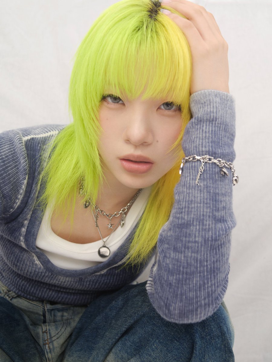 Diesel_Japan's tweet photo. 好奇心をまとう。HANA と迎える DIESEL の秋冬 vol.3
━━━━━━━━━━━
ブルーやホワイトを基調としたクリーンな色彩に、シルバーの煌めきを重ねて。JISOOが着用したラインストーンを敷き詰めた新作ウォッチ「Vani-D」は、光を受けるたびに繊細な輝きを放ちます。KOHARU が選んだ「D-Era」は、アクセサリーのような存在感と実用性を兼ね備え、文字盤を覆う蓋を開閉できるユニークな一本です。MAHINA が身につけたブレスレットやネックレスは、「DIESEL」ロゴや星などのキッチュなチャームが特徴的です。DIESELらしい遊び心あふれるウォッチとジュエリーをご覧ください。

▼The Fashion Postの記事はこちら
https://t.co/hojshiOCkK

▼着用アイテムはこちら
https://t.co/nBskjoVDqE

@HANA_BRAVE 
#HANA #JISOO #KOHARU #MAHINA #DIESEL