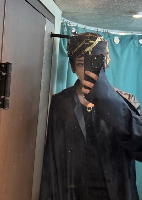 leeknowarchive's tweet photo. LEE KNOW MIRROR SELCA https://t.co/tBkGAcTnLI