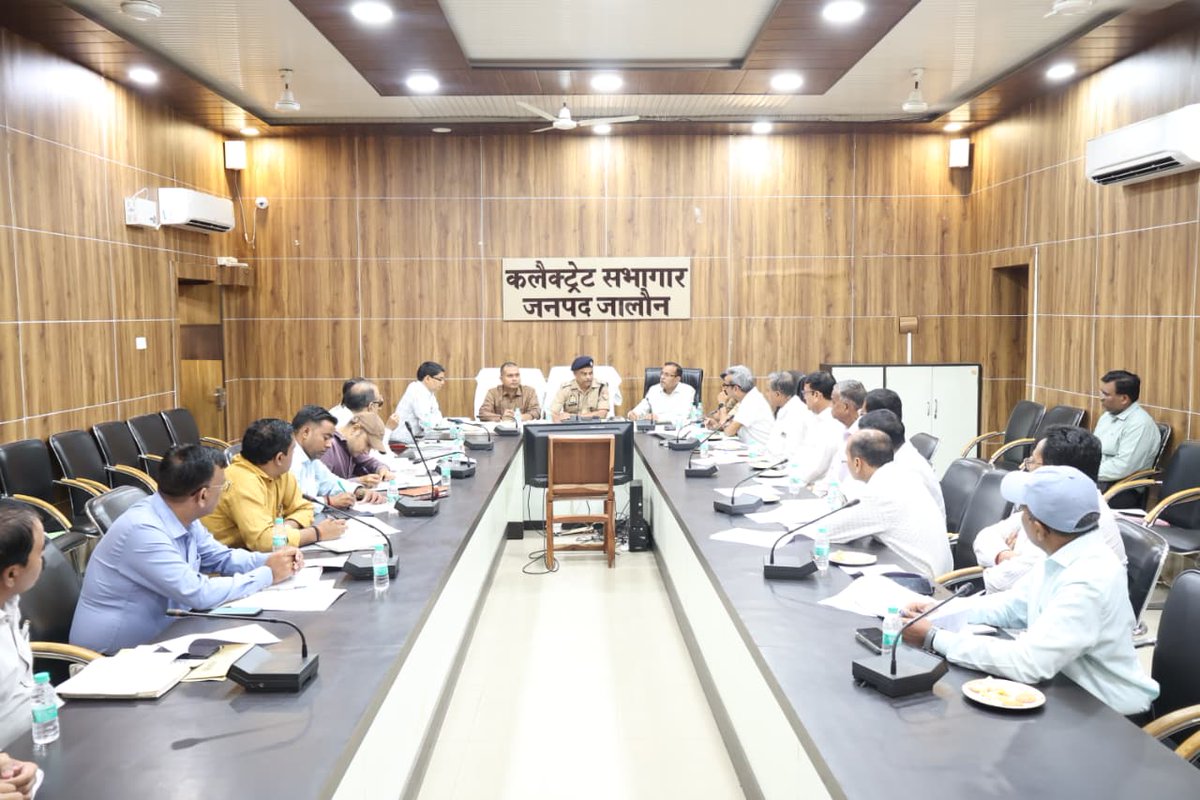 jalaunpolice's tweet photo. पुलिस अधीक्षक एवं अपर जिलाधिकारी जालौन द्वारा कलेक्ट्रेट सभागार में व्यापारी बंधुओं के साथ मासिक बैठक आयोजित

दिनांक 28.10.2026 को कलेक्ट्रेट सभागार उरई में पुलिस अधीक्षक जालौन श्री सुरेश चन्द्र रावत एवं अपर जिलाधिकारी (वि./रा.) जालौन की संयुक्त अध्यक्षता में जनपद के सम्मानित व्यापारी बंधुओं, जिला स्तरीय उद्योग बंधु, व्यापार बंधु एवं श्रम बंधु समिति के पदाधिकारियों के साथ मासिक बैठक आयोजित की गई।

बैठक में व्यापारियों द्वारा बाजारों में सुरक्षा व्यवस्था, अतिक्रमण, यातायात व्यवस्था, पटरी दुकानदारों की समस्या, दिवाली/त्योहारों के मद्देनजर बाजारों में पुलिस व्यवस्था आदि से संबंधित समस्याओं/सुझावों को रखा गया।

बैठक में दिये गये प्रमुख आश्वासन/दिशा-निर्देश:-

1.  जनपद के सभी प्रमुख बाजारों एवं भीड़-भाड़ वाले स्थानों पर पुलिस गश्त, पैदल मार्च एवं पिकेट ड्यूटी बढ़ाई जायेगी।
2.  व्यापारियों से किसी भी प्रकार की रंगदारी/धमकी मांगने वाले तत्वों के विरुद्ध कठोरतम विधिक कार्यवाही की जायेगी।
3.  त्योहारों के दृष्टिगत बाजारों में यातायात व्यवस्था सुचारू रखने हेतु ट्रैफिक पुलिस को विशेष निर्देश दिये गये।
4.  व्यापारी बंधुओं की समस्याओं के त्वरित एवं विधिक निस्तारण हेतु संबंधित थाना प्रभारियों एवं विभागों को आवश्यक दिशा-निर्देश दिये गये।
5.  सभी व्यापारी बंधुओं से अपील की गई कि अपने-अपने प्रतिष्ठानों पर सीसीटीवी कैमरे अवश्य लगाएं तथा किसी भी संदिग्ध व्यक्ति/वस्तु की सूचना तत्काल पुलिस को दें।

पुलिस अधीक्षक महोदय द्वारा व्यापारी बंधुओं को आश्वस्त किया गया कि जनपद में शांति, सुरक्षा एवं कानून व्यवस्था बनाये रखने हेतु पुलिस प्रशासन सदैव तत्पर है।
#JalaunPolice
#UPPolice
#uppinaction
#ADGZoneKanpur
#igrangejhansi
