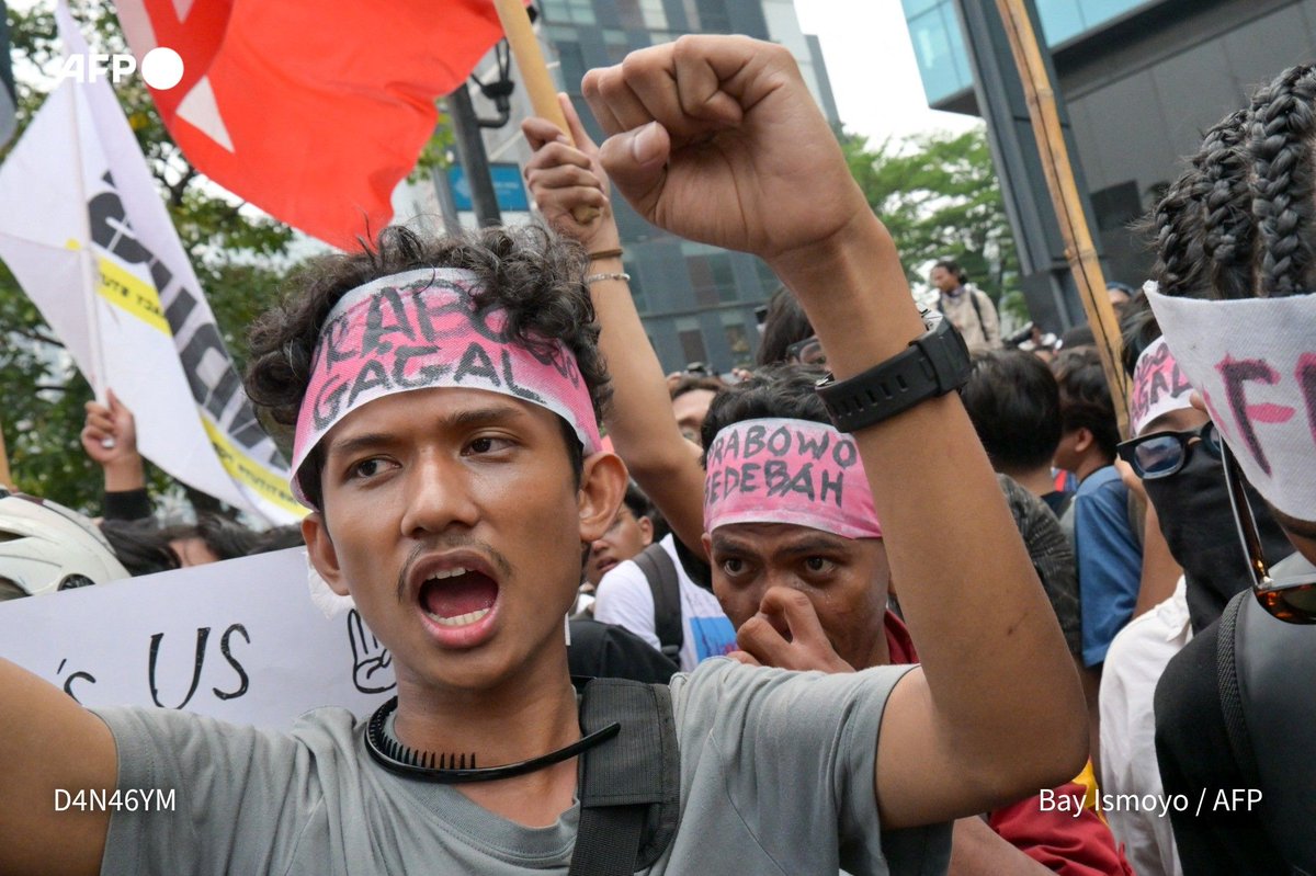 AFP's tweet photo. 🇮🇩 Hundreds of Indonesians gathered in central Jakarta to protest against economic hardship, graft and the government's handling of devastating wildfires causing toxic haze that has sickened thousands. 
➡️ https://t.co/Msr5f5QEv2 https://t.co/U67Q2UhYFH