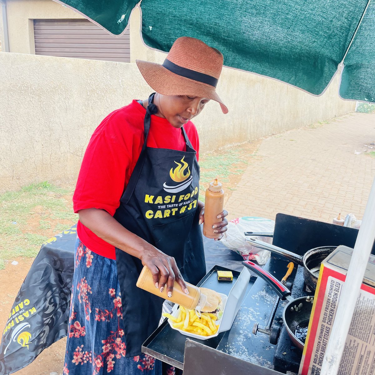 Finmarktrust's tweet photo. 🍔 From cash-only sales to more ways to pay!
With guidance and support from FinMark Trust’s Community Digitalisation project, Kasi Food Court #37 in Thembisa now accepts card, PayShap and bank transfers. More payment options. Better income records. https://t.co/miGNRyNrOK