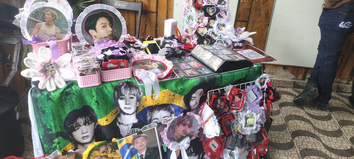 VitoriaCvcosta's tweet photo. Galerinha estaremos vendendo produtinhos em frente ao portão 4, na Av Jules Rimet n°16, deixei a tabelinha de preços 💜🌟 https://t.co/HxBvog1EeO